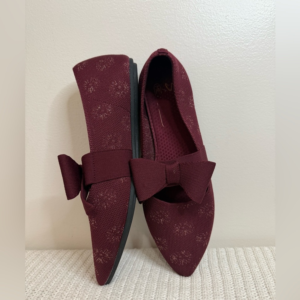 Sketchers Cleo Women’s Pointed Bow Flats in Burgundy in size 9.5